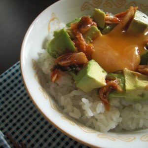 辛さマイルド★アボカドのキムチ丼